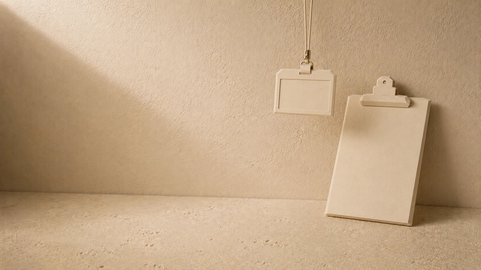 Stillleben aus gefaltetem Papier zum Thema KI-Mitarbeiter
