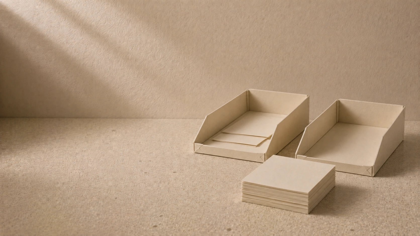 Stillleben aus gefaltetem Papier zum Thema Kundensupport entlasten