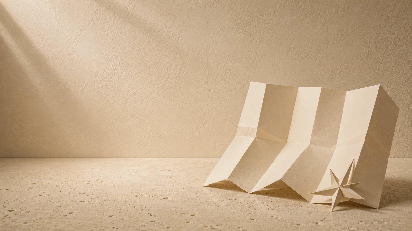 Stillleben aus gefaltetem Papier zum Thema KI-Beratung für KMU